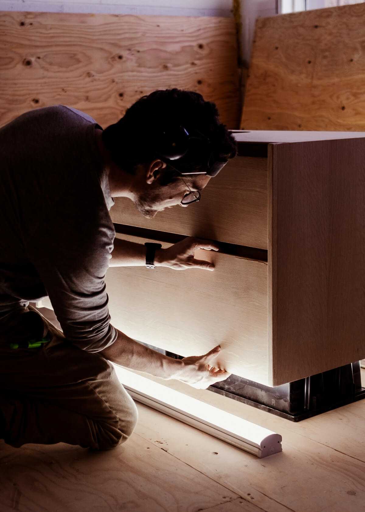 Mathieu travaille sur un meuble